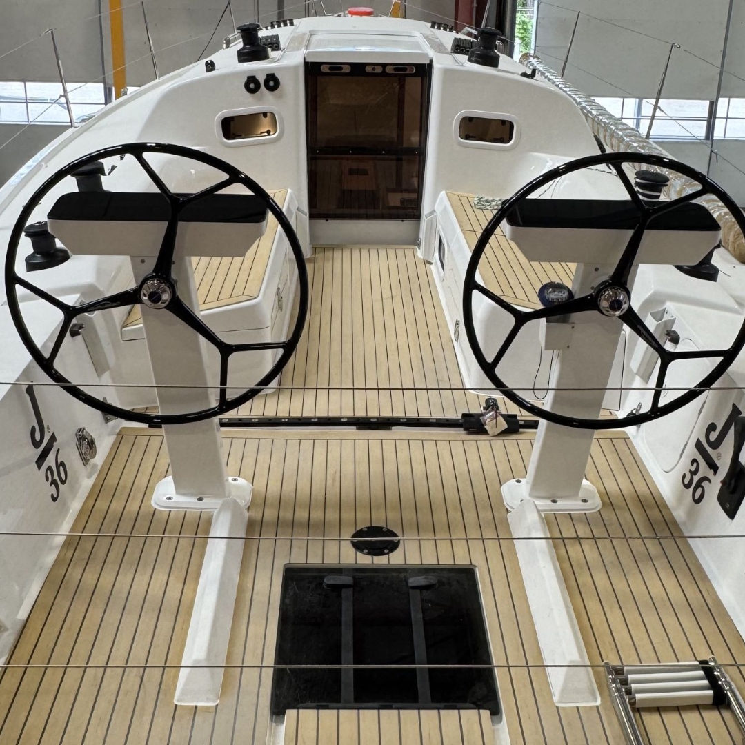 J36 cockpit view (1)